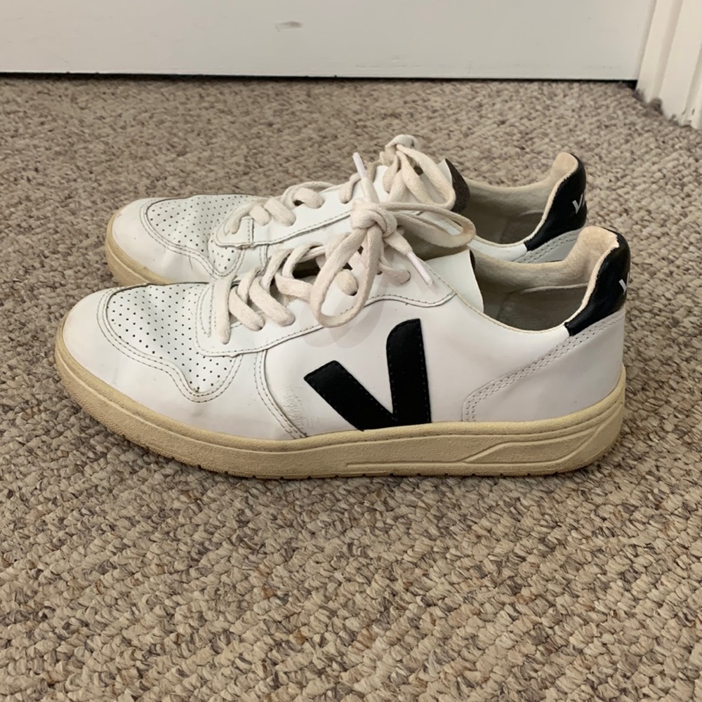 Veja V-10 White Black Low-Top Sneakers, size 7.
